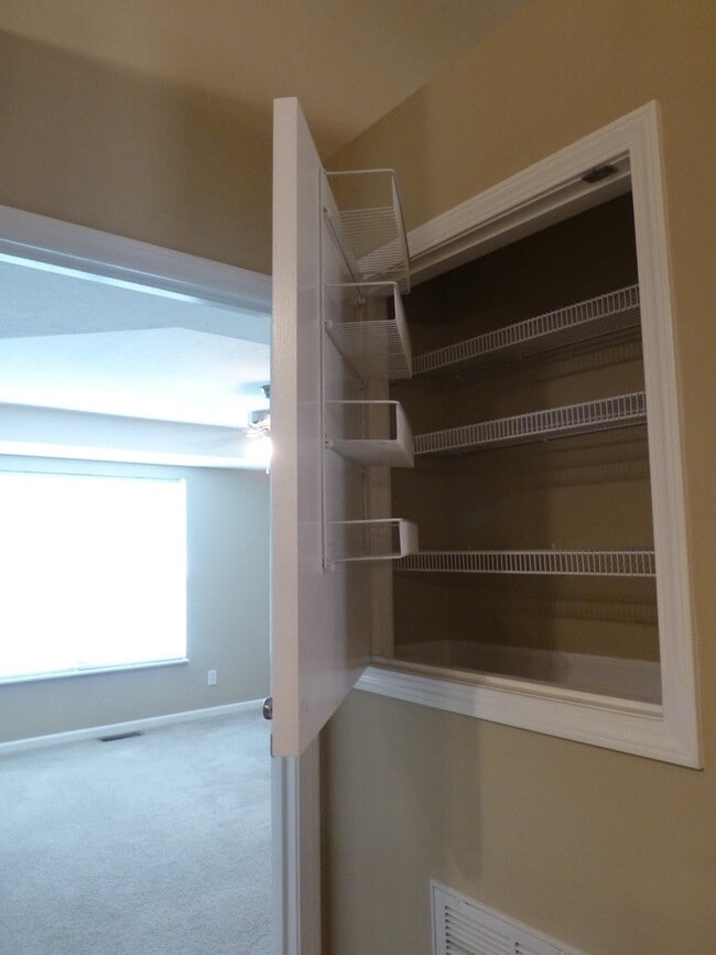 Building Photo - 3 bed, 2 bath, 2 car garage townhouse w/ b...