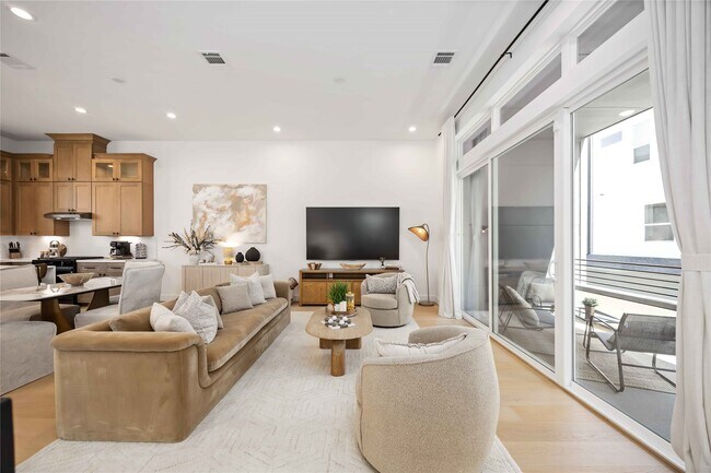 Building Photo - 3028 Lamar St