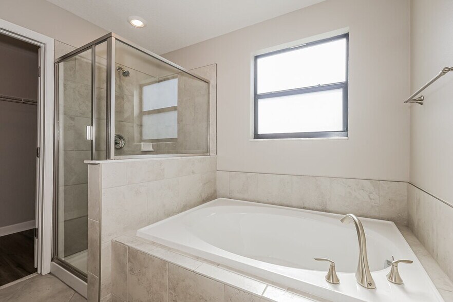 Building Photo - 9935 Ivory Dr