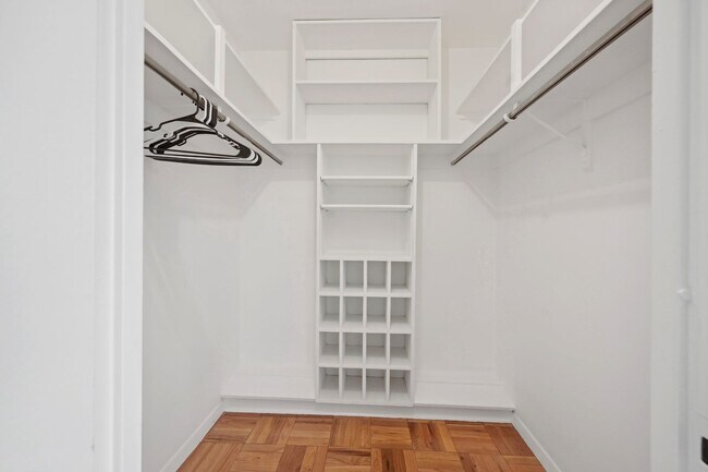 Building Photo - Walk to Georgetown! One Month Concession! Professionally Managed & Recently Renovated // 1 Bedroo...