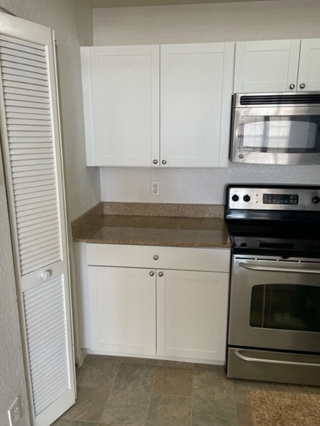 Building Photo - Lexington Place - 1325