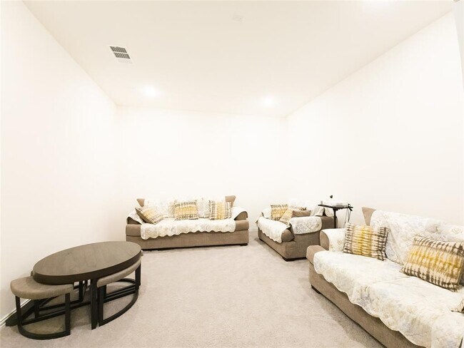 Building Photo - 627 Pheasant Hill Ln