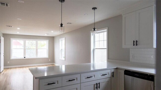 Building Photo - 28 Grosvenor Ave