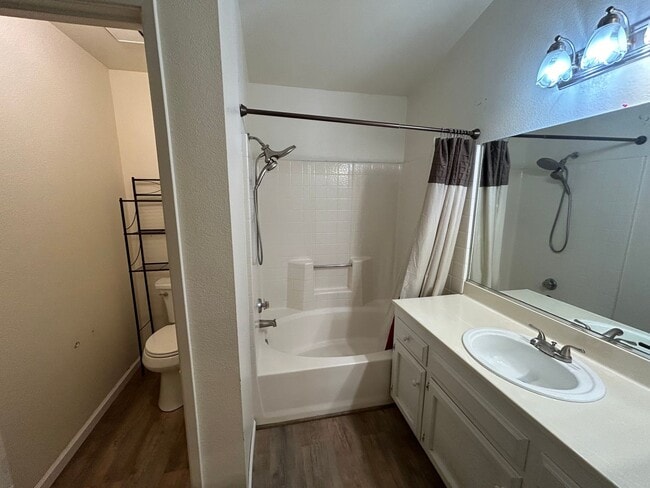 Building Photo - Cute 3 Bed/2 Bath Home in Oildale w/ Solar, RBP & $0 Deposit Option