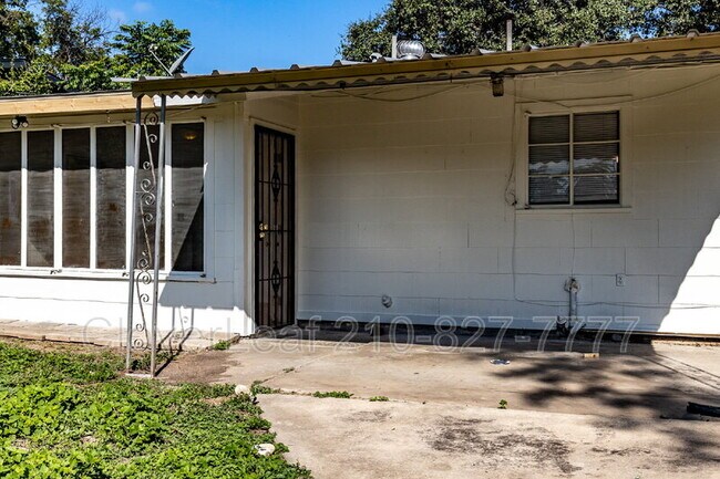 Building Photo - 206 Williamsburg Pl