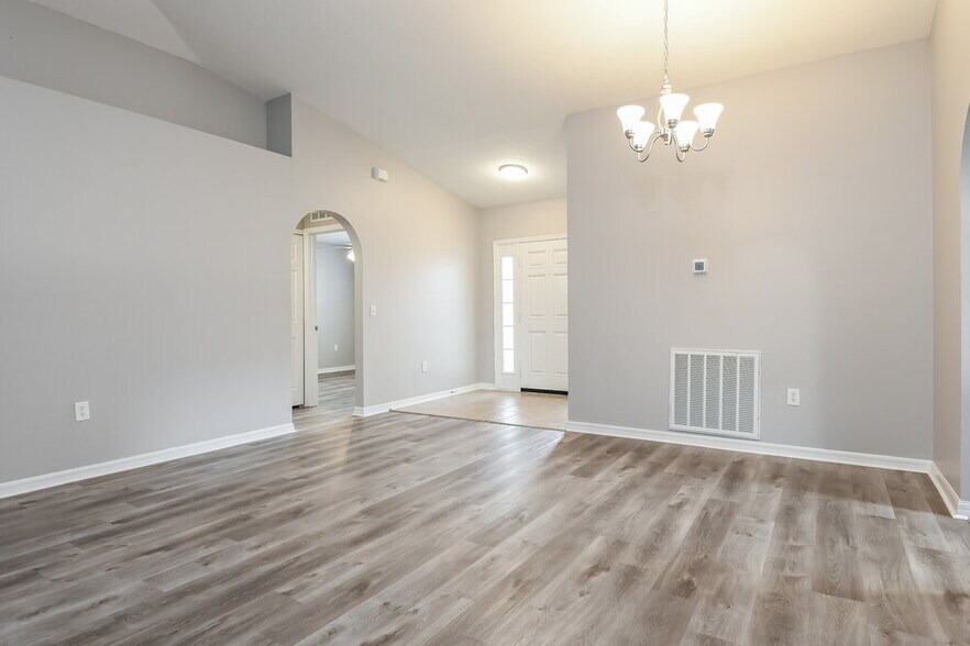 Building Photo - 2406 Foxhollow Rd