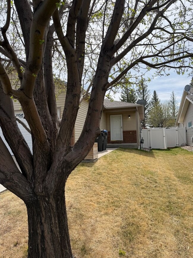 Building Photo - Roomy Midtown 3 bedroom 2 bath