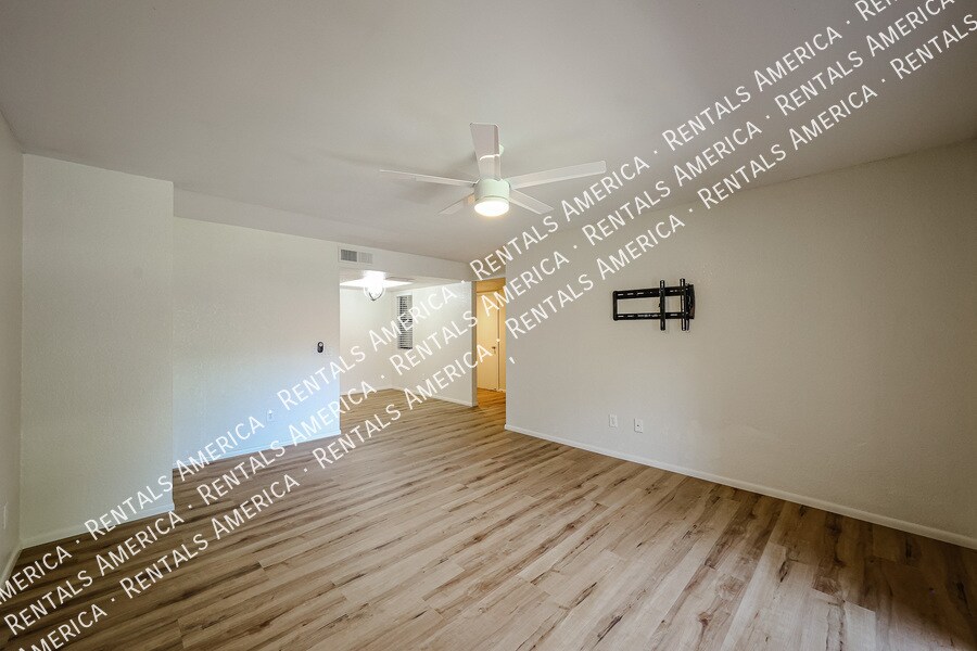 Building Photo - 2146 W Isabella Ave