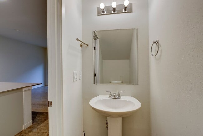 Building Photo - 3 Bedroom/2 Bath  townhouse in Kettlecove community