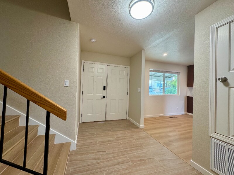 Building Photo - 148 Lancaster Way