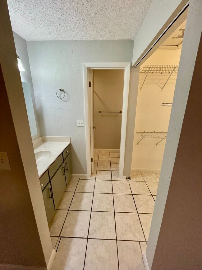 Building Photo - 827 Long Meadow Ct