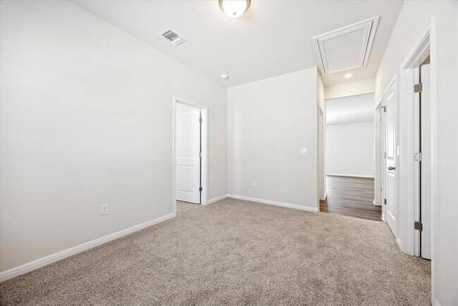 Building Photo - 5000 Hazelnut Ln