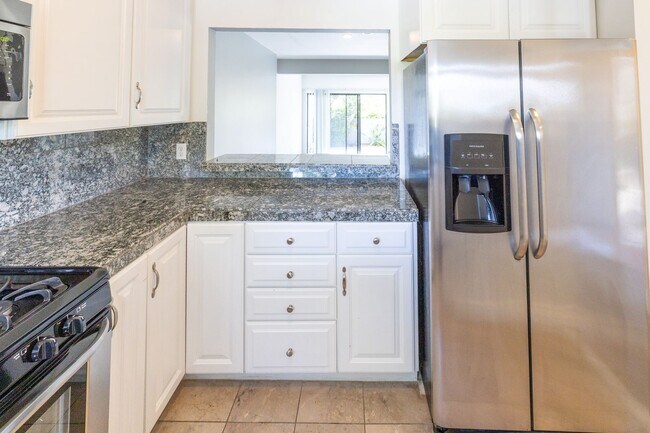 Building Photo - Beautiful End Unit Townhouse