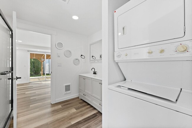 Building Photo - Renovated 3-Bed Rambler in Lakewood | Priv...