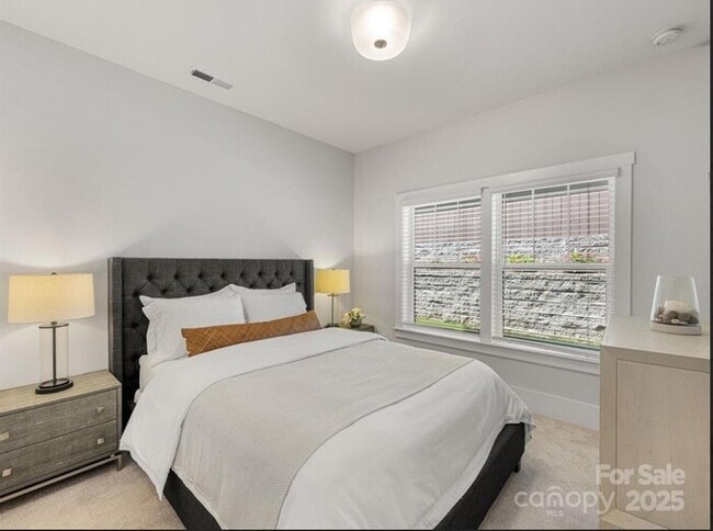 Building Photo - Beautiful and spacious 4-bedroom, 5-bath h...