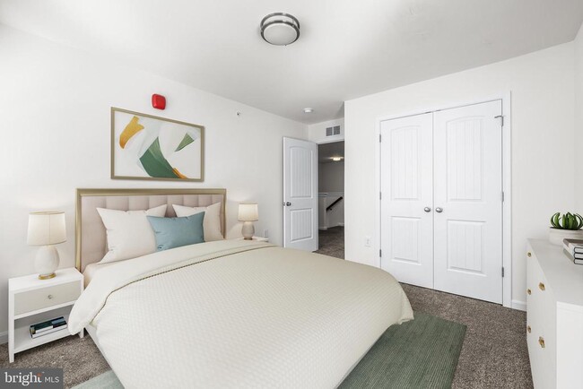 Building Photo - 900 Gilbert Rd