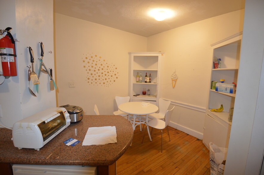 Building Photo - 66 Egmont St