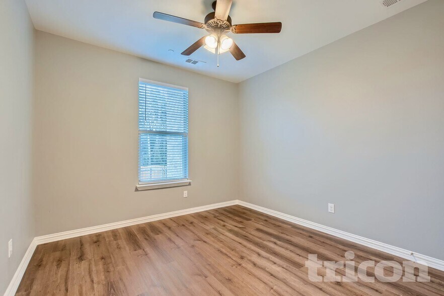 Building Photo - 1990 Timber Oaks Dr