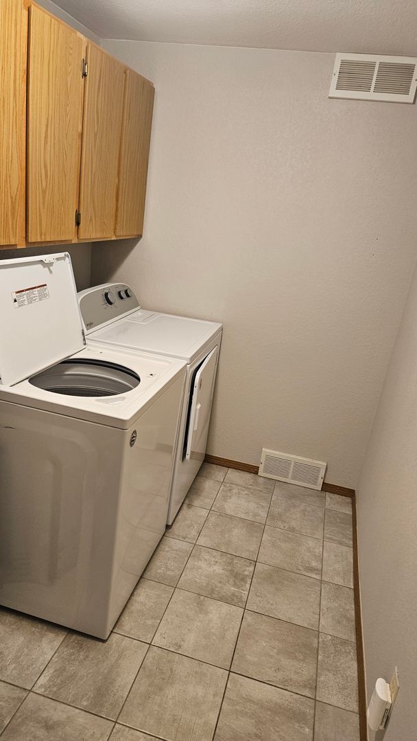 Building Photo - Clean 4 Bedroom Home near CSU