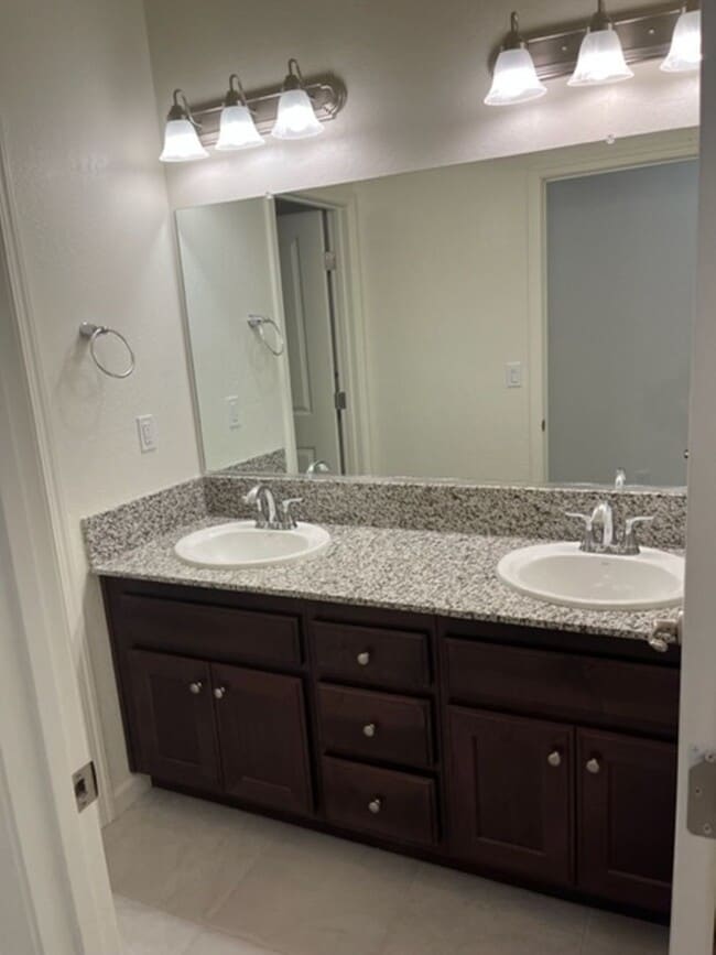 Building Photo - 4 Bedroom 2 Bath home in Hanford Coming So...
