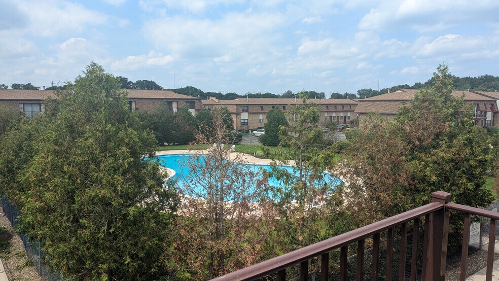 Building Photo - 1204 N Oaks Blvd