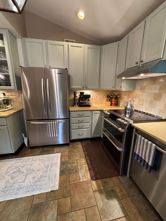 Building Photo - Beautiful 4 Bedroom Home In Mt. Lebanon!