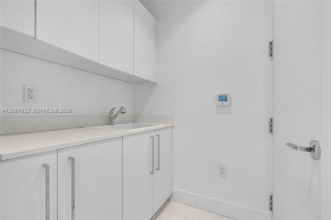 Building Photo - 15701 Collins Ave