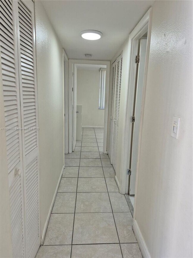 Building Photo - 9320 Fontainebleau Blvd