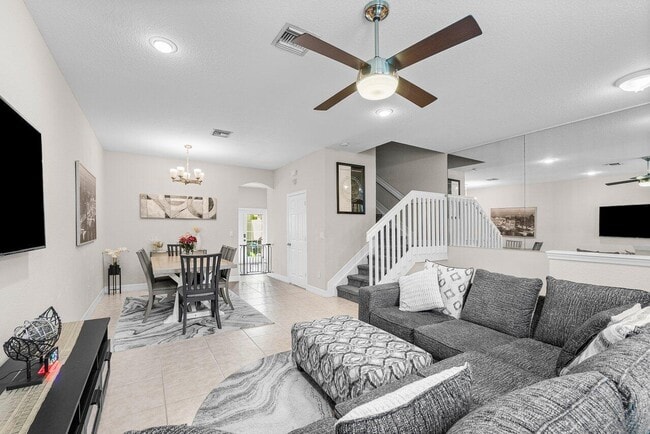 Building Photo - 212 W Thatch Palm Cir