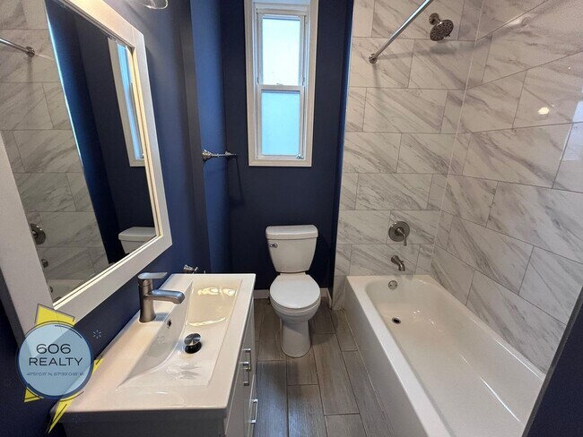 Building Photo - Spacious Vintage 3-Bedroom Apartment – Heat Included