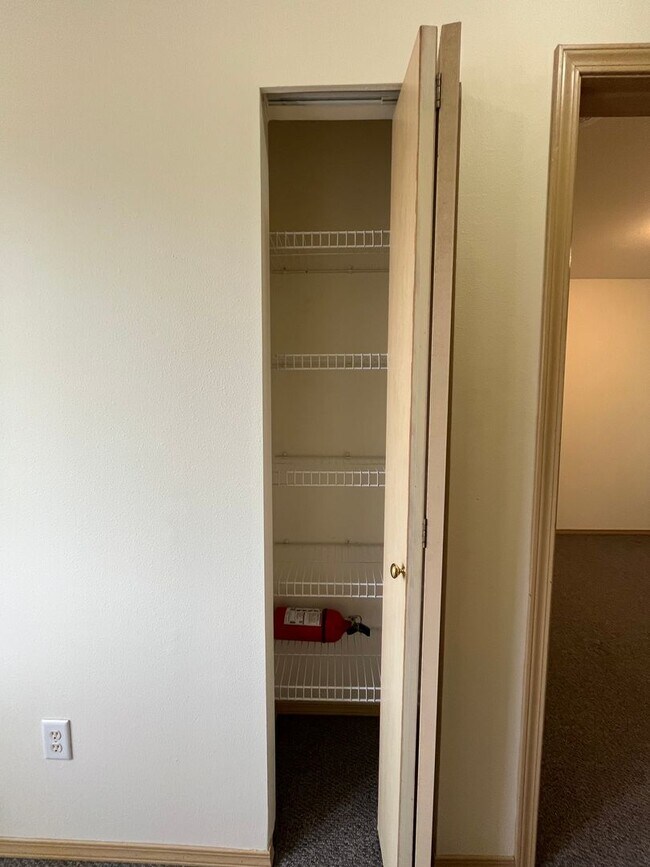 Building Photo - Townhouse Style Two Bedroom Apartment in Bellingham