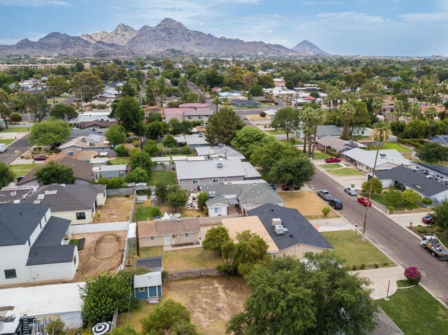 Building Photo - 510 E Belmont Ave