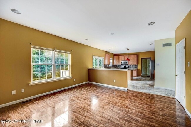 Building Photo - 115 Daffodil Dr