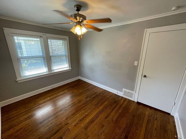 Building Photo - Charming 3 bedroom, 1.5 bathroom home in I...