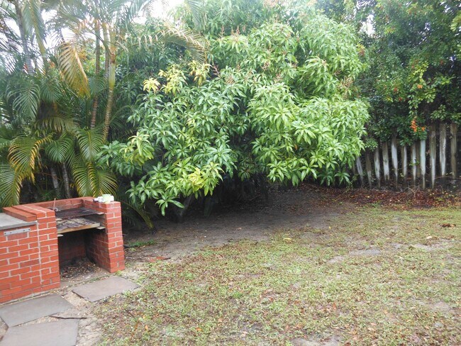 Building Photo - CHARMING 2 BEDROOM POOL HOME IN THE HEART OF JENSEN BEACH