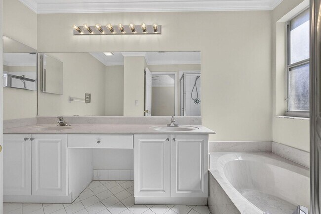 Building Photo - 1104 Oakwater Dr