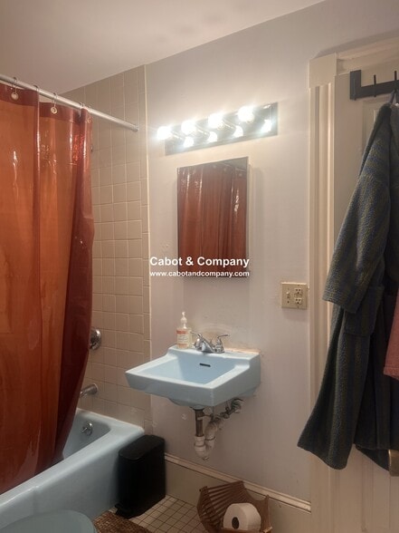 Building Photo - 18 Mead St