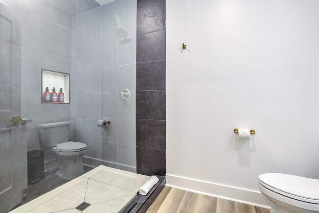 Building Photo - 1050 Annunciation St