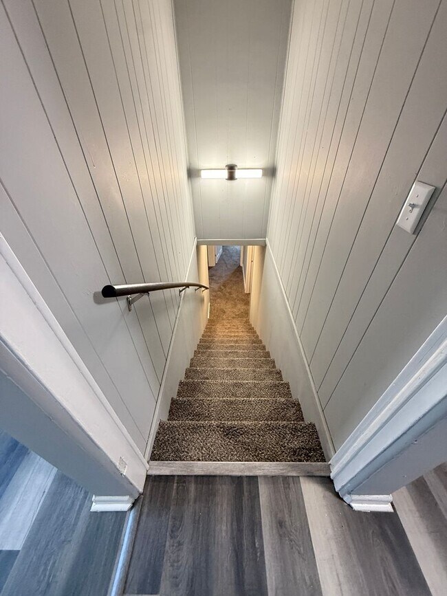 Building Photo - 4 bedroom/1 bath/detached storage building