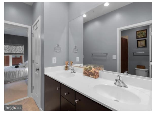 Building Photo - 5815 Lustine St