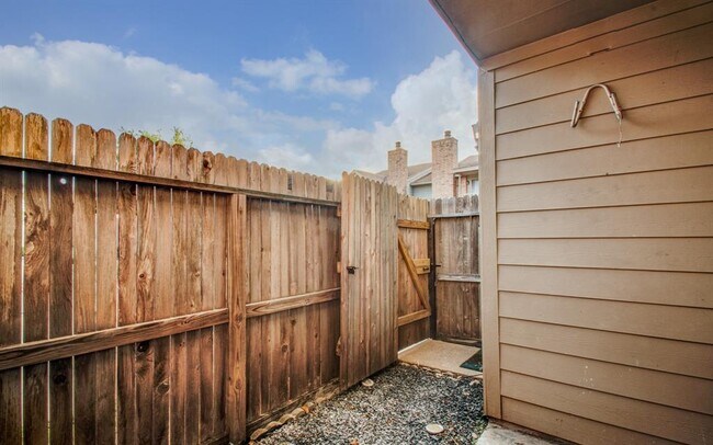 Building Photo - 10615 Briar Forest Dr