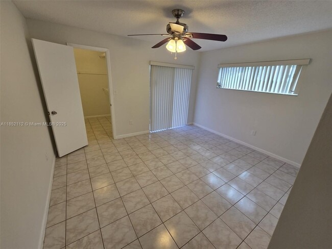 Building Photo - 9430 S Meadows Cir