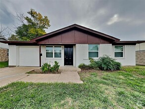 Building Photo - 1340 E Park Dr