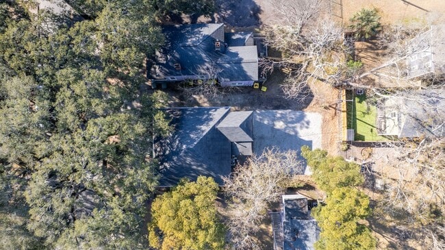 Building Photo - $300 OFF April Rent! Stylish Upstairs 1BR in Historic District