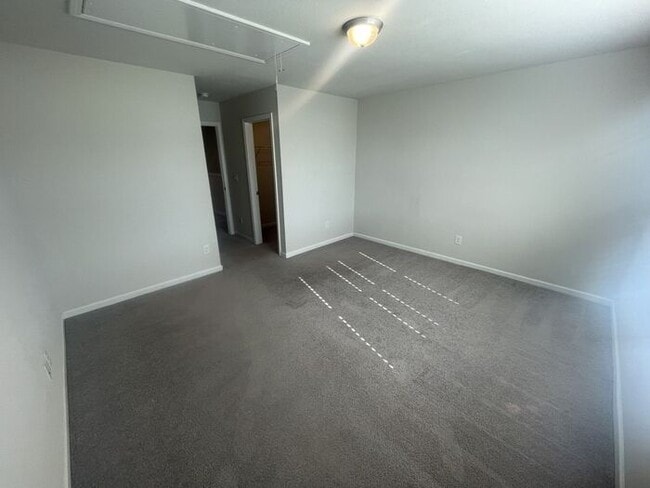 Building Photo - 3 Bedroom 2.5 Bathroom Townhome!