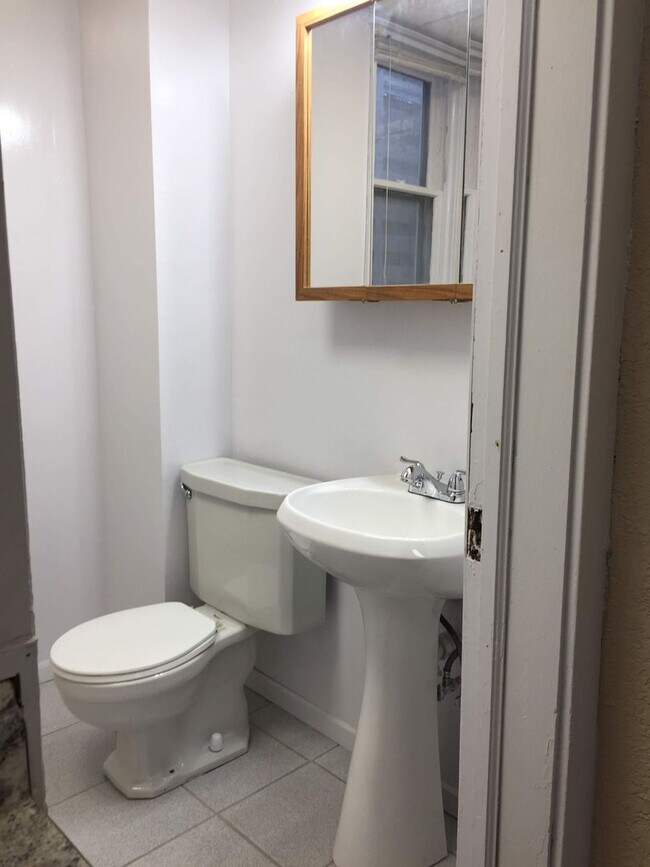 Building Photo - 2 Bedroom Apartment Available June 1!!