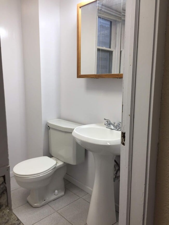 Building Photo - 2029 W 5th St