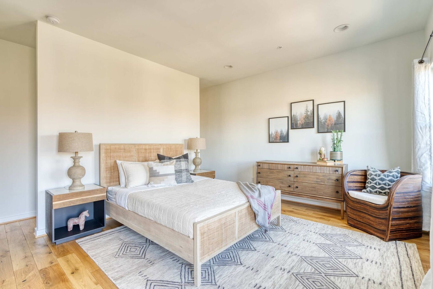 Building Photo - 512 NE 56th Ave