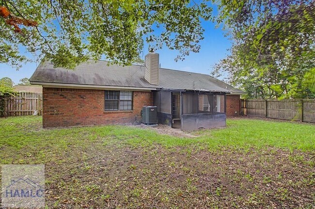 Building Photo - 703 Woods Ct