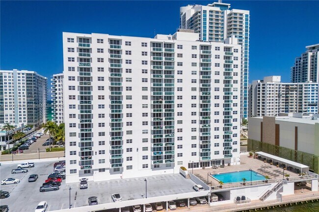 Building Photo - 3000 S Ocean Dr